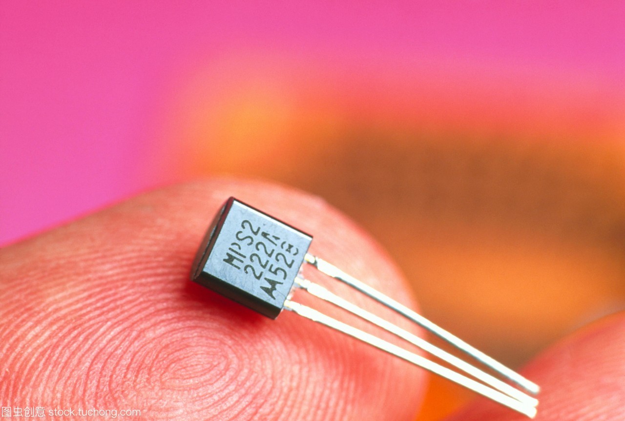 晶體管。上世紀90年代末的晶體管依賴于指尖。晶體管在電子設備中有許多用途,包括電信號和信號處理。晶體管有三根連接在它們上的電線&mdash;&mdash;稱為底座,收集器和發射器。這些都附著在半導體的節離子上,在晶體管中有精確的雜質來決定它們的電性。從發射極到集熱器的電流放大是由基極電壓決定的。晶體管允許電子計算機的微型化。第一個晶體管發明于1947年12月23日,由巴丁,布爾獲得和肖克利發明。